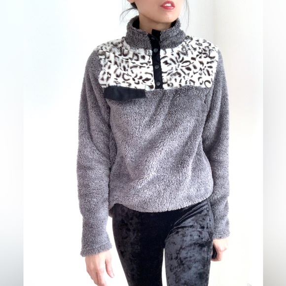 Warm Sherpa Teddy Fleece Pullover Sweater | Gray & Leopard Print - Picture 4 of 16